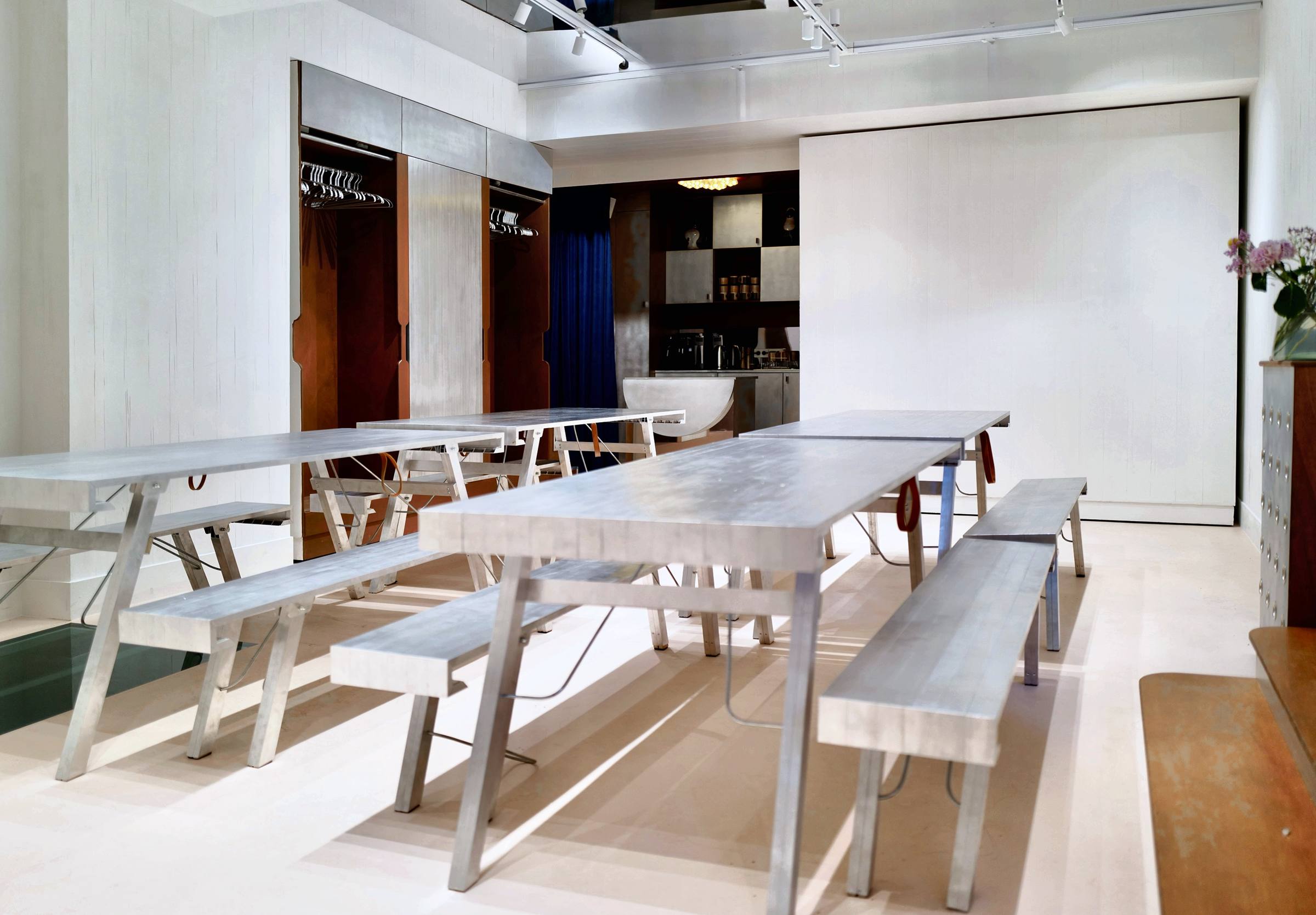 L'Art Room, tables d'aluminium déployées et meubles en okoumé ouverts