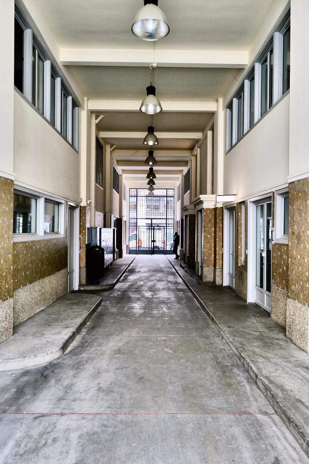 Le porche d'entrée de l'immeuble, 15 rue Martel
