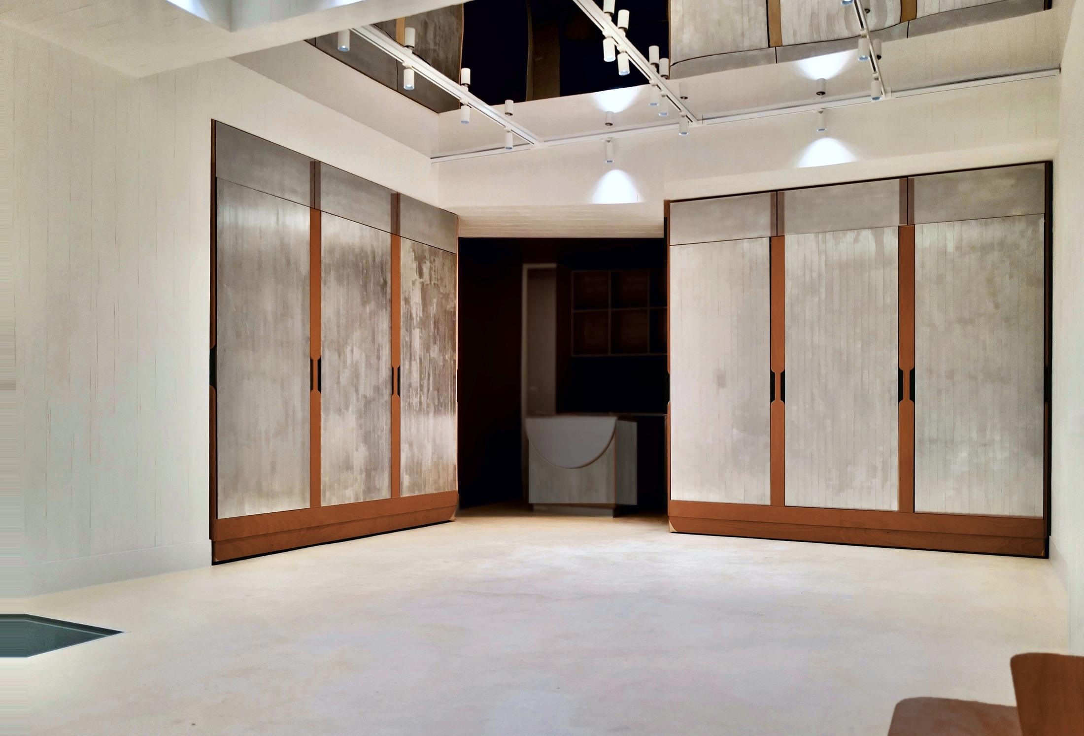 La pièce nue, les deux meubles fermés et les miroirs du plafond